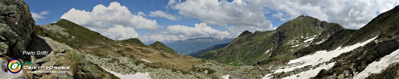 65 Panorama dal sent. 101 sull'alta valle di Albaredo.jpg